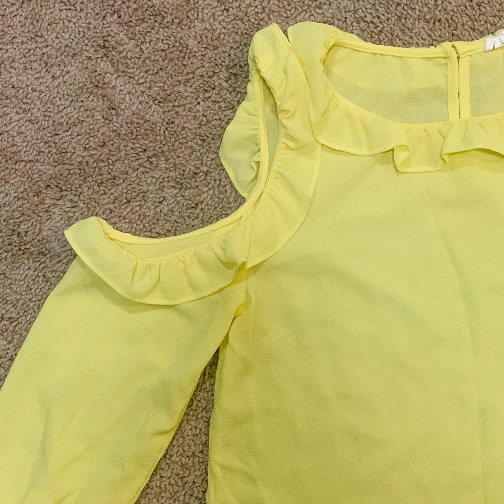 Shoulder Cutoff Ruffle Blouse - Picture 4 of 9